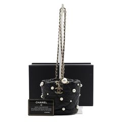 Chanel(샤넬) AS2518 블랙 램스킨 퀄팅 CC 글래스 펄(진주) 드로스트링 미니 버킷 금장체인 크로스백aa53457