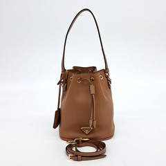 프라다 소프트 그레인 버킷백 (1BE067)