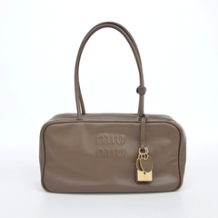 미우미우 엠보 로고 볼링백 (5BB172)