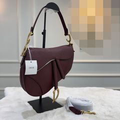 디올 새들 스트랩백 버건디 M0455CBAA Y09437