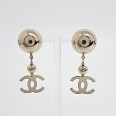 샤넬 로고 볼 귀걸이